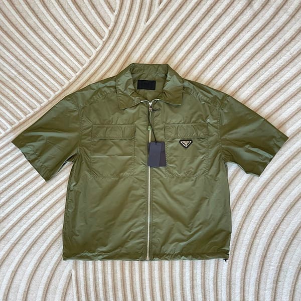定番プラダ Re-Nylon 半袖 ジップスルーシャツ ロゴ付 パチモン puy20920